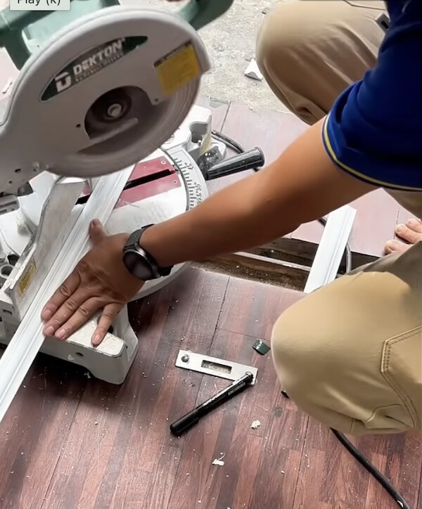 Cách cắt góc phào chỉ nhựa bằng máy cắt góc đa năng