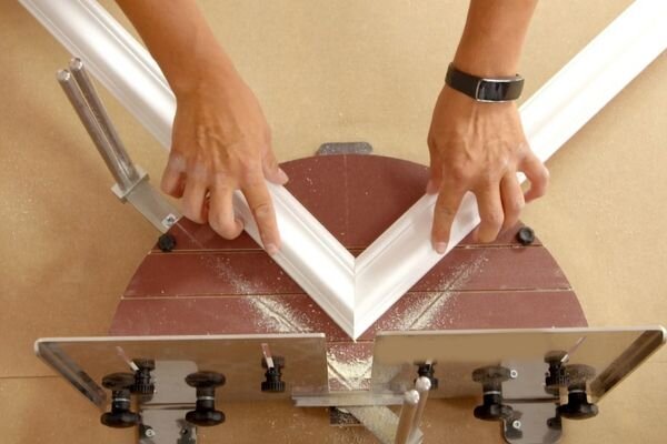Cách cắt góc phào chỉ nhựa bằng hộp cắt góc thủ công